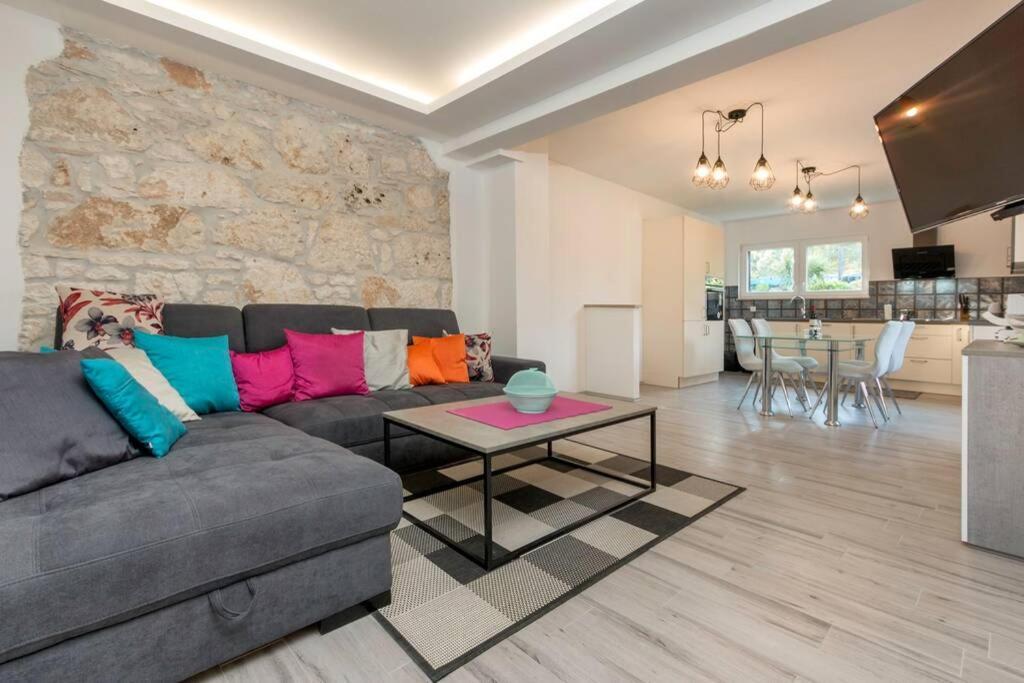 Predivan Novouredeni Apartman U Blizini Mora 班约勒 外观 照片