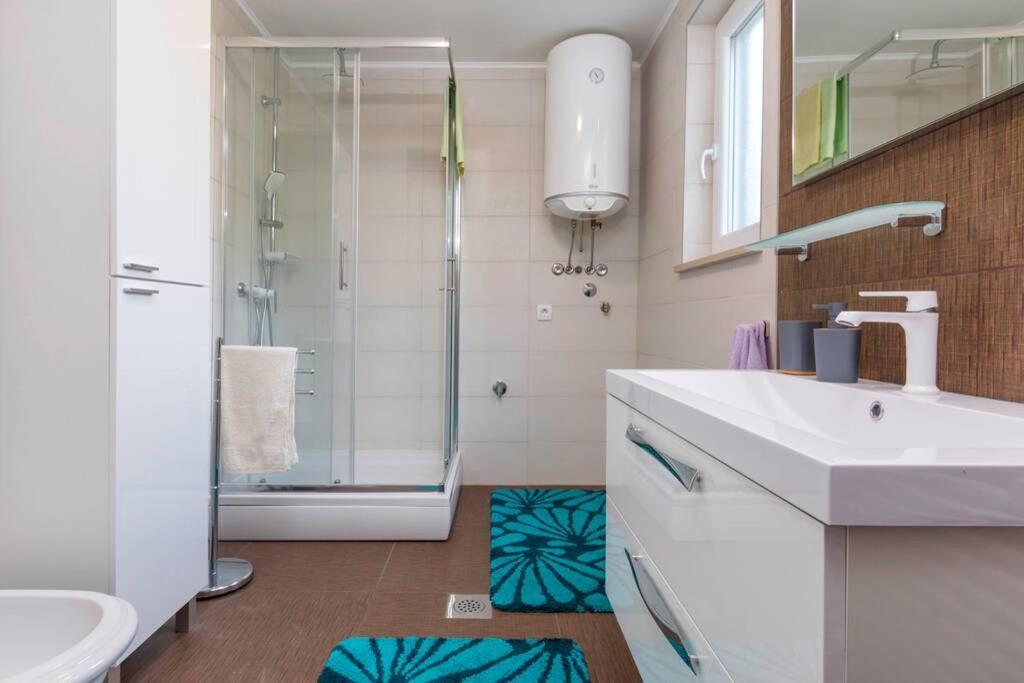 Predivan Novouredeni Apartman U Blizini Mora 班约勒 外观 照片