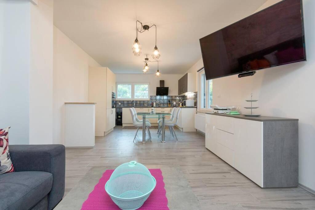 Predivan Novouredeni Apartman U Blizini Mora 班约勒 外观 照片