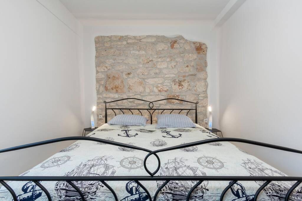 Predivan Novouredeni Apartman U Blizini Mora 班约勒 外观 照片