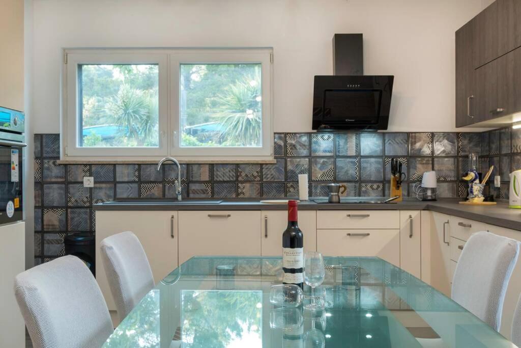 Predivan Novouredeni Apartman U Blizini Mora 班约勒 外观 照片