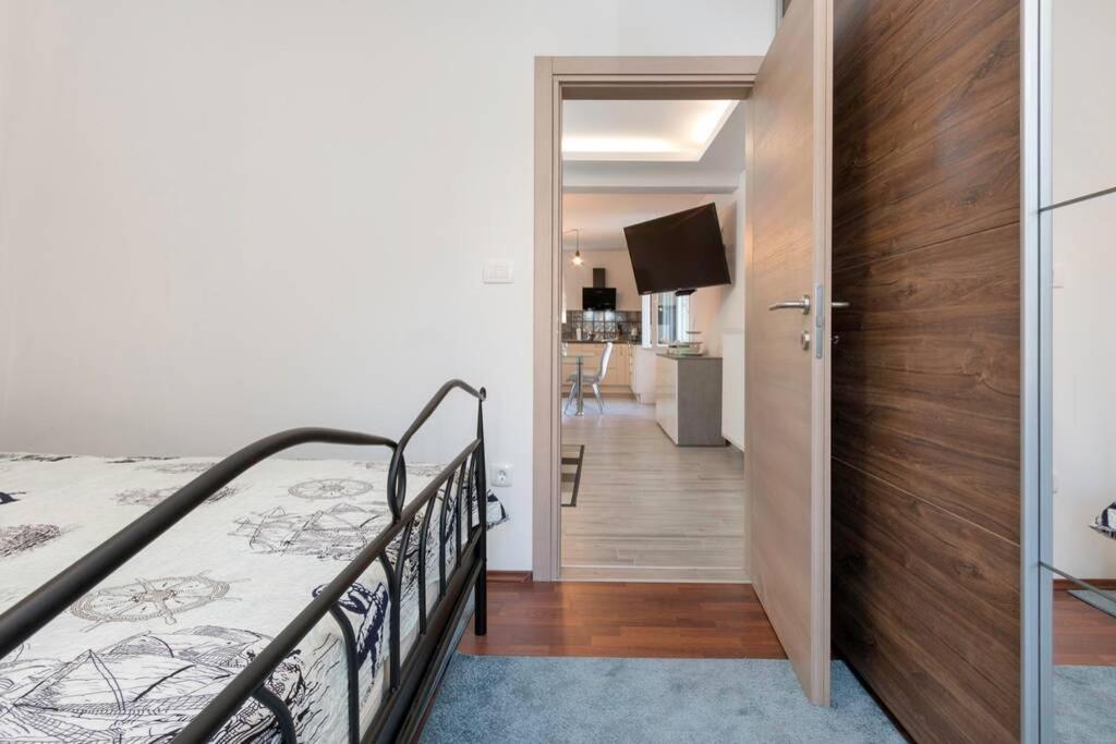 Predivan Novouredeni Apartman U Blizini Mora 班约勒 外观 照片