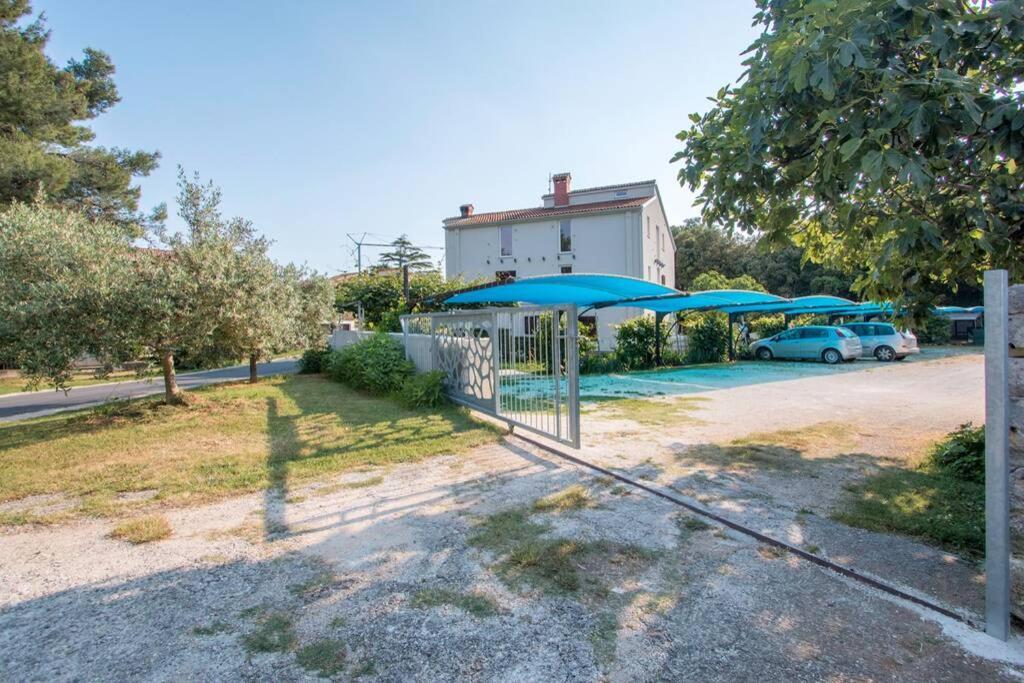 Predivan Novouredeni Apartman U Blizini Mora 班约勒 外观 照片