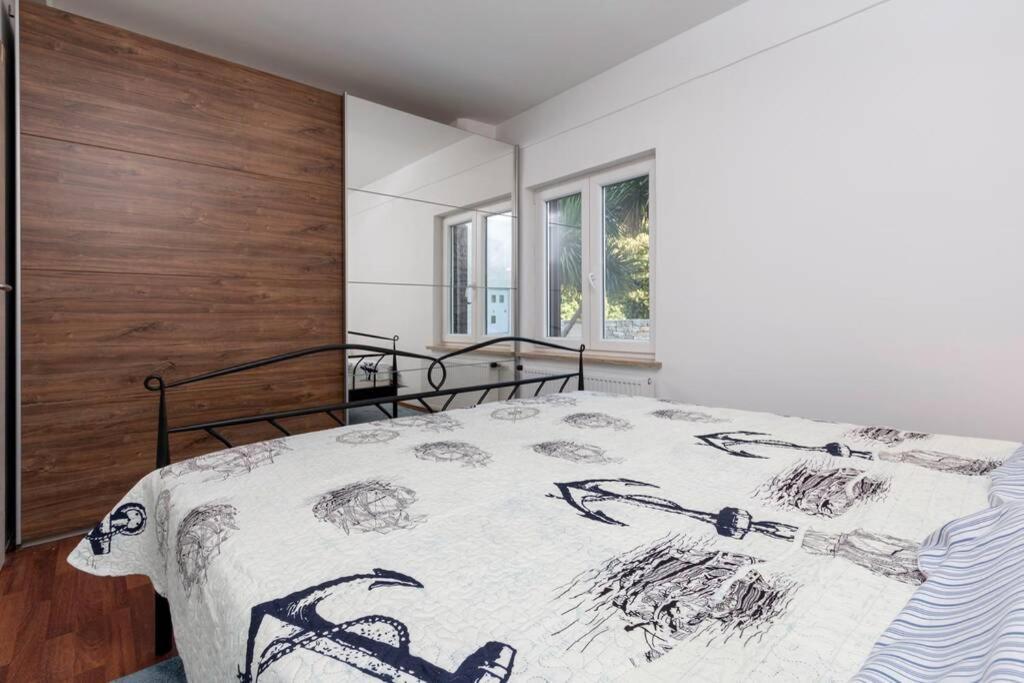 Predivan Novouredeni Apartman U Blizini Mora 班约勒 外观 照片