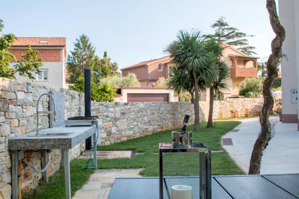Predivan Novouredeni Apartman U Blizini Mora 班约勒 外观 照片
