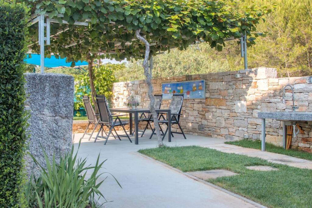 Predivan Novouredeni Apartman U Blizini Mora 班约勒 外观 照片