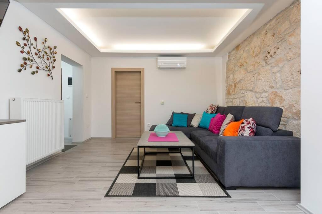 Predivan Novouredeni Apartman U Blizini Mora 班约勒 外观 照片