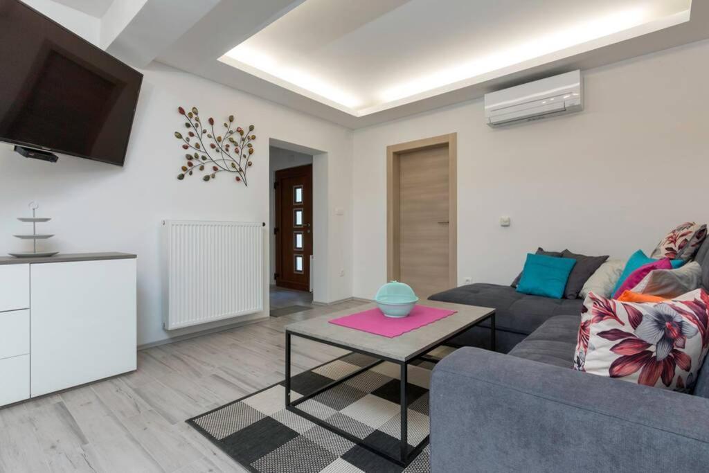 Predivan Novouredeni Apartman U Blizini Mora 班约勒 外观 照片