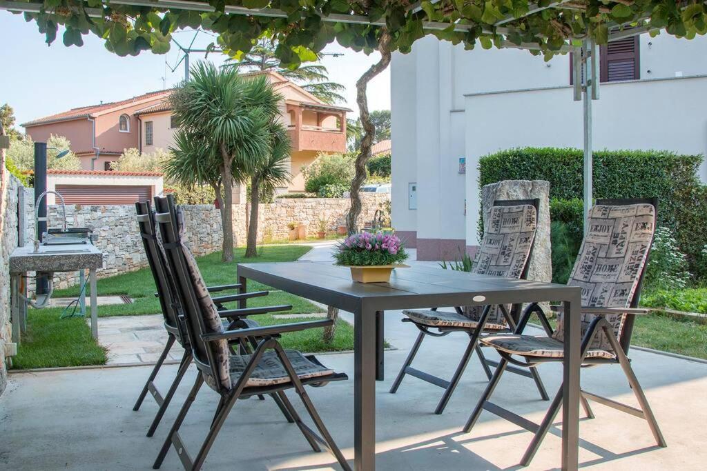 Predivan Novouredeni Apartman U Blizini Mora 班约勒 外观 照片