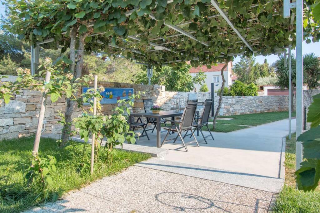 Predivan Novouredeni Apartman U Blizini Mora 班约勒 外观 照片
