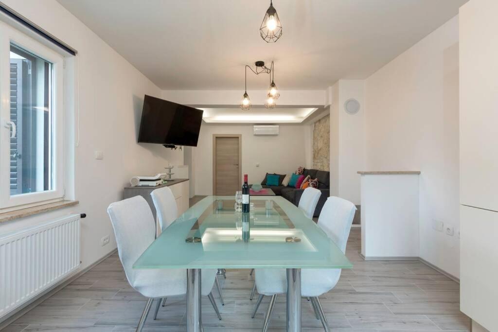 Predivan Novouredeni Apartman U Blizini Mora 班约勒 外观 照片