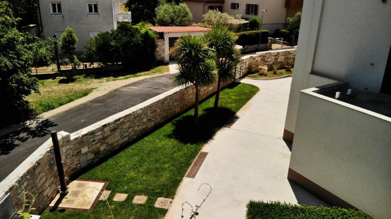 Predivan Novouredeni Apartman U Blizini Mora 班约勒 外观 照片