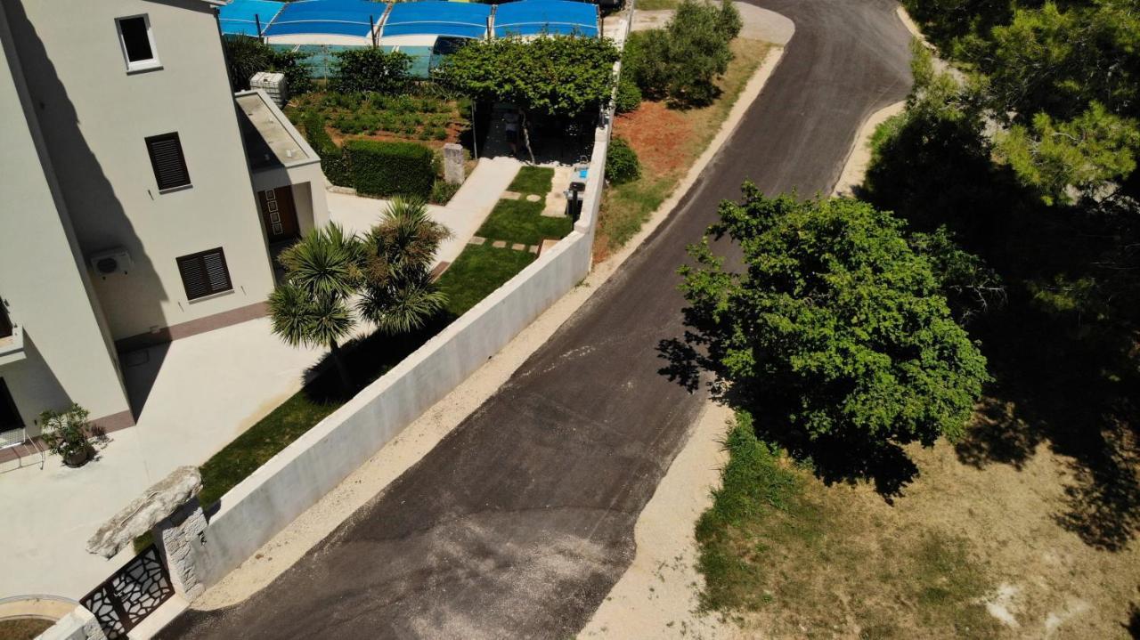 Predivan Novouredeni Apartman U Blizini Mora 班约勒 外观 照片